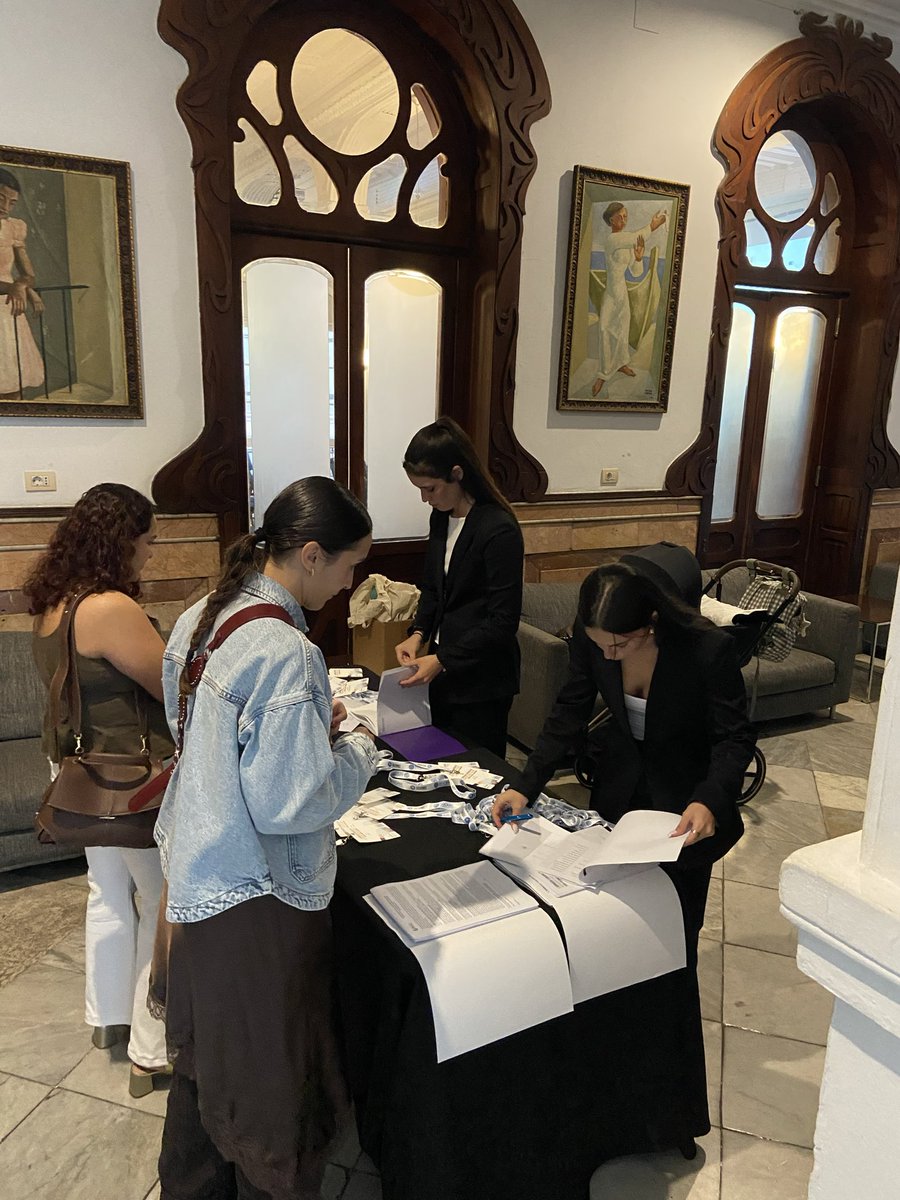 Ya van llegando, y recogiendo sus acreditaciones, los asistentes a la “I Jornada Canaria de Neurorrehabilitación”