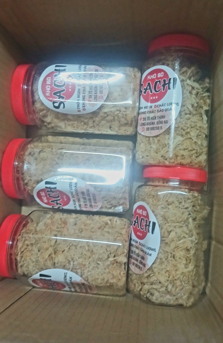 Sáng chạy đi mua thêm thịt, mua nước mắm, làm xong đóng hũ, gói hàng, tạo đơn rồi đợi shipper tới lấy. Em shipper tới lấy hàng thấy ko mang đồ thương hiệu của hãng vận chuyển, mình hỏi ẻm, ẻm nói: em mới dô.
Ờh, chị cũng mới mở shop 😂😂😂