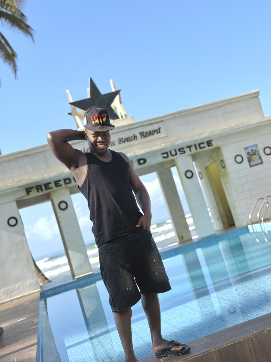AnanzoJ's tweet photo. Poolside confidence with a touch of Ghana pride π¬π. This is Nzema β€οΈ#Veniceview https://t.co/ZCU65PP3aZ