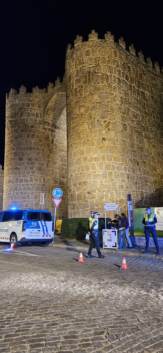 poravilaes's tweet image. Con #PolicíaLocalAv y FEBE hemos realizado una campaña de sensibilización con jóvenes, a los que hemos premiado por ir al volante con 0 alcohol.