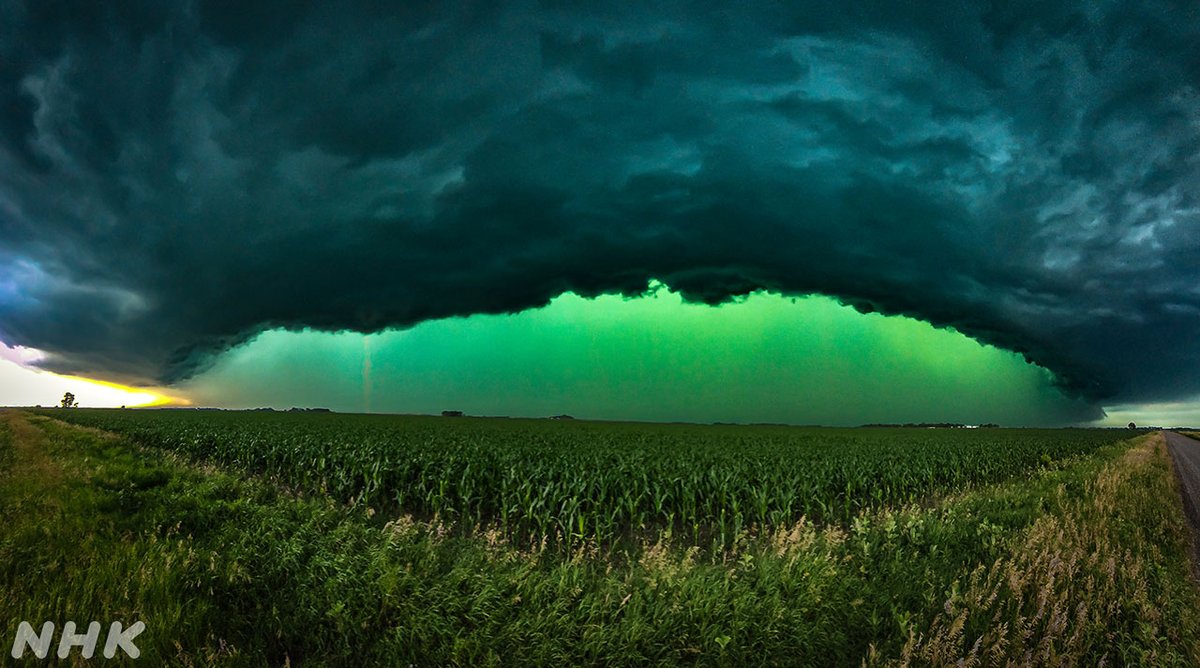 アメリカ サウスダコタで２０２２年７月多くの人が"めんくらった天気"☁巨大な積乱雲の中の水滴と光の影響で空が緑色に変化しました！🟢

なんとも奇妙な空の色です！

#ちきゅうラジオ
#greensky