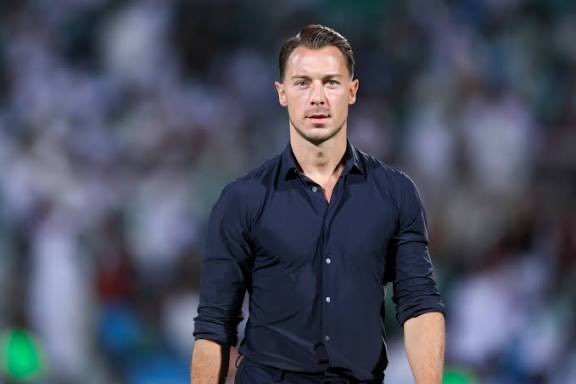 العبث الحاصل داخل #الاهلي يتحمله الجميع بلا استثناء لا احد يستحق عمله الاحترام اضربو بيد من حديد على الجميع فـ #الاهلي_اولا ومن بعده الطوفان. 
 
⛔️فلا مدرب ( معصوم ) 
⛔️ ولا رئيس (معذور )
⛔️ ولا تنفيذية ( منزهه) 

#بالخط_العريض الجميع فاشلون
 فالعمل بائس والاعذار واهيه والاخطاء