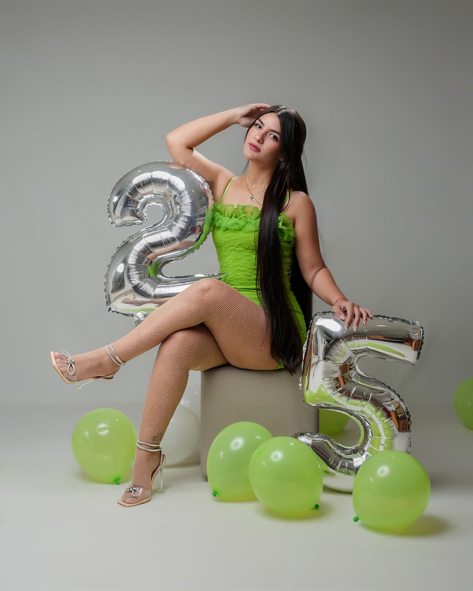 leira_yubero's tweet photo. Y así, le doy la bienvenida a mis 25. 🥂🥳
Lista para seguir brillando. ✨ https://t.co/WsJc8wvP29