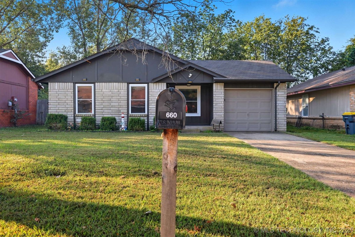 JonRealtorOK's tweet photo. Discover this charming Glenpool home! 🏡 Perfect for first-time buyers or downsizers, it features 2 beds, 1 bath, a remodeled bathroom with a walk-in shower, granite kitchen countertops, and a security system. Easy Tulsa commute via Hwy 75. Move-in ready! 🌟 https://t.co/7HdTGnoajG