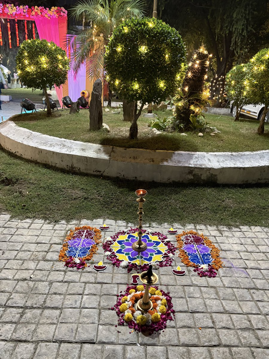 जिसे देखो हवा में रहता है। 
फिर ज़मीं पर इतनी भीड़ क्यों है ?