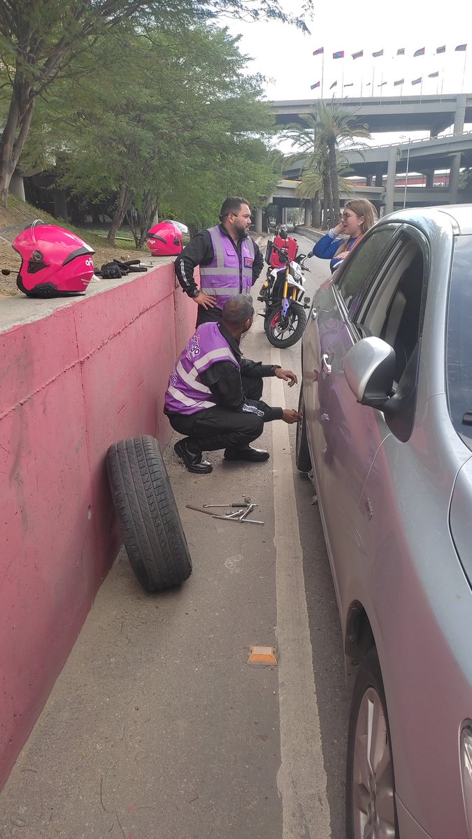 Trimar2009's tweet image. Los representantes de AMIGO prestándole auxilio oportuno a una joven accidentada en la autopistas Fajardo, dando a conocer los beneficios del ventajoso servicio y lo interesante de sus ofertas. Los imprevistos obligan a contar con esta opción...