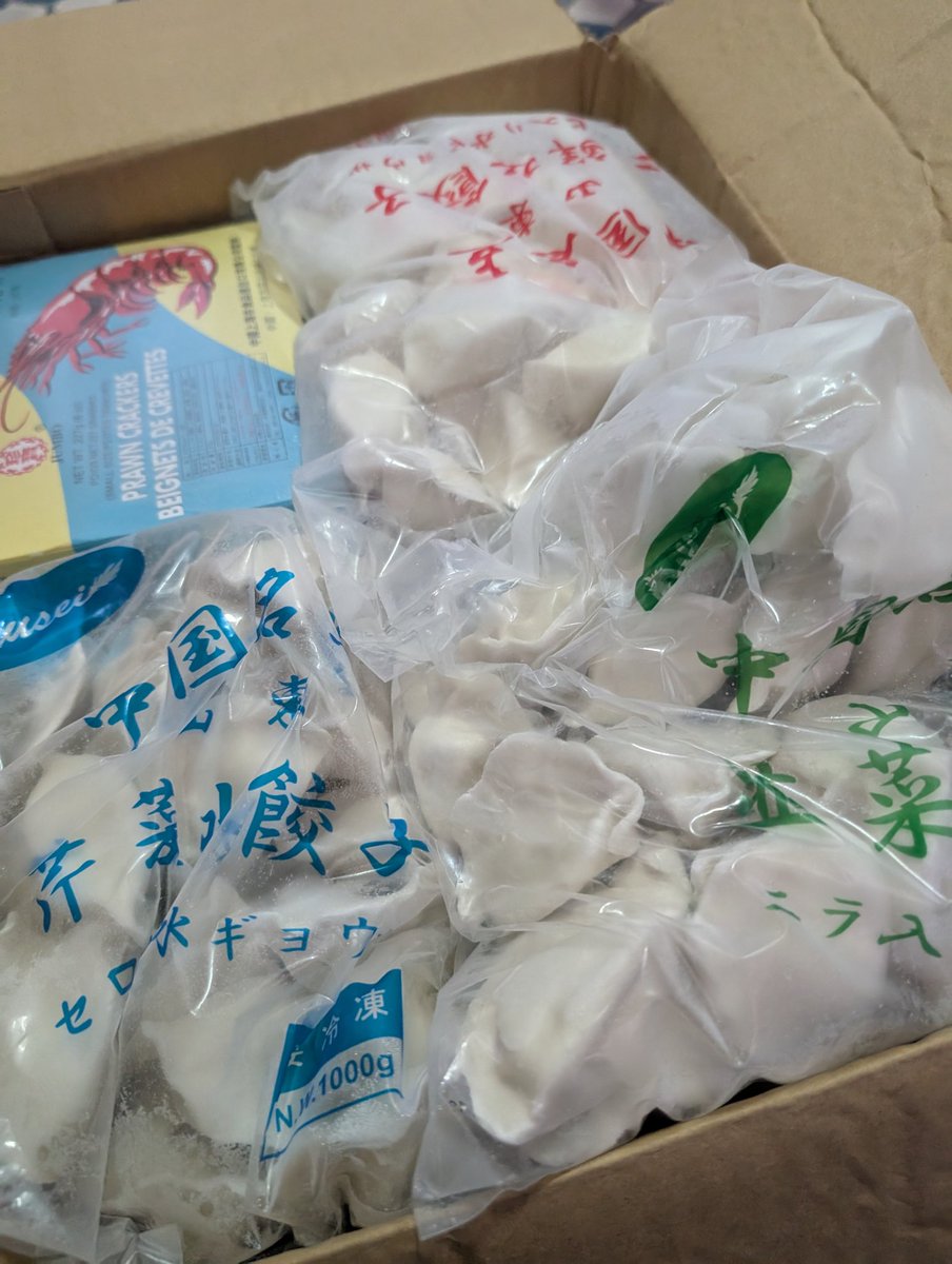 acri_85's tweet image. さて、来週はついに主催音楽イベント、MinamiAoyamaP.M.開催です🕺🪩朝から冷凍水餃子が6kg届きましたよ…(￣ー￣)ﾆﾔﾘ
他にも色々ご飯が出る予定…
10/25(土)東京　南青山ElectricCafe
Open12:45　 Start13:00
ele-cafe.jp
Charge　+1drink 1500円　+飲み放題3000円