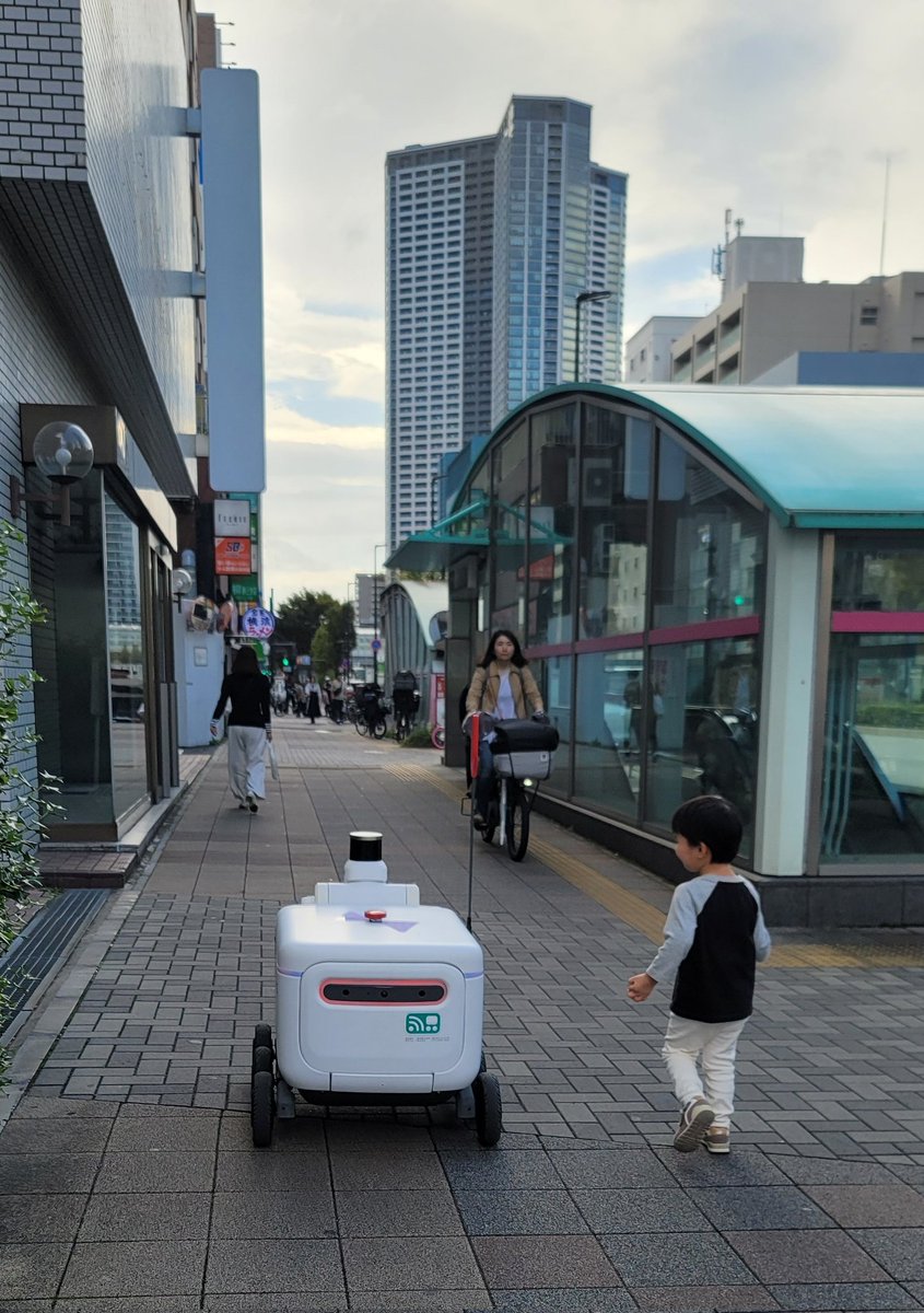 配送ロボットの先を邪魔して、「ごめんね」と謝ってしまう　#か勝どき駅ごと　#駅ごと