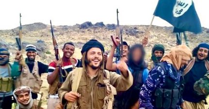 أمثلة فقط: (تلاميذ الشيخ يحيى الحجوري)

1/ القاضي العام لتنظيم داعش في ولاية اليمن (أبو محمد الكناني)، مصري الجنسيّة من طلاب الحجوري وقد كان في دماج. وشقيقه كذلك (أبو أنس الكناني) وقد كان مقربًا من دعاس. 

2/ المراقب العام لتنظيم داعش في ولاية اليمن (أبو الحسن الهاشمي)، من طلاب