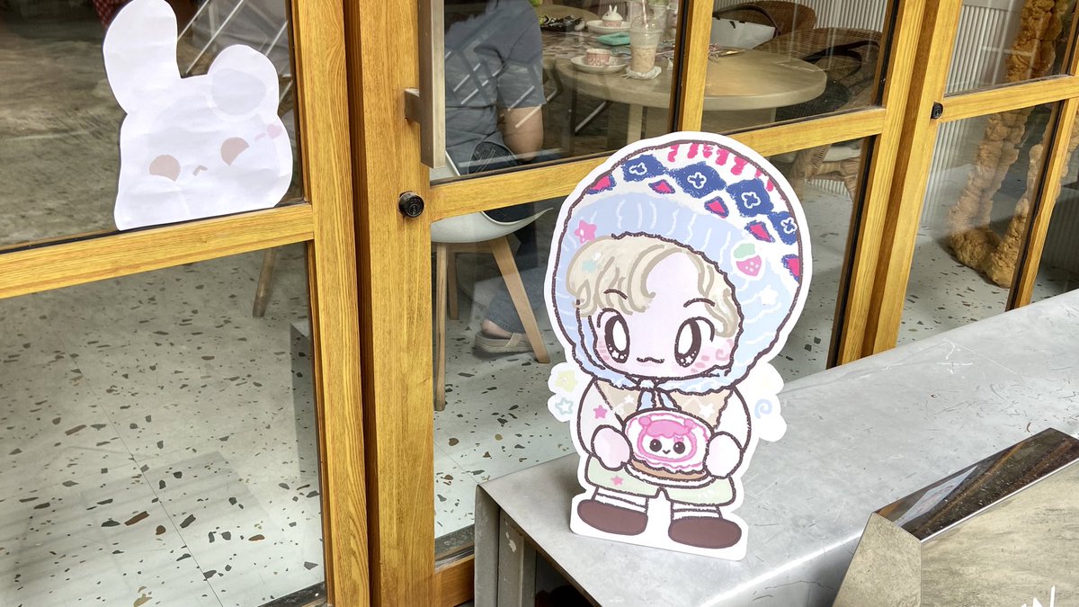 _212wishes's tweet photo. คาเฟ่เปิดให้บริการแล้วค่า ♥ วันดอร์สามารถเข้ามานั่งถ่ายรูปกับสแตนดี้อีฮันได้นะคะ

🚫 รบกวนอย่าขยับ / หยิบ / จับ สแตนดี้กับของตกแต่งนะคะ

 #21sweetWishes https://t.co/EdyJc2b2XG