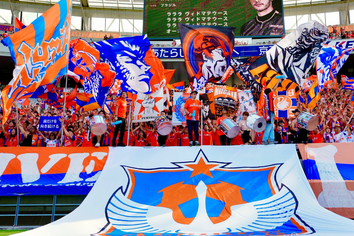 🧡🦢💙

キックオフまであと3️⃣0️⃣分を切りました⏰️
ウォーミングアップ中の選手たちを、サポーターは全力の拍手と声援で鼓舞🗣️👏
勝利への執念を燃やして、キックオフを迎えましょう🏟️

🧡🦢💙

#DAZN➡️ prf.hn/click/camref:1…
#albirex #アルビレックス新潟