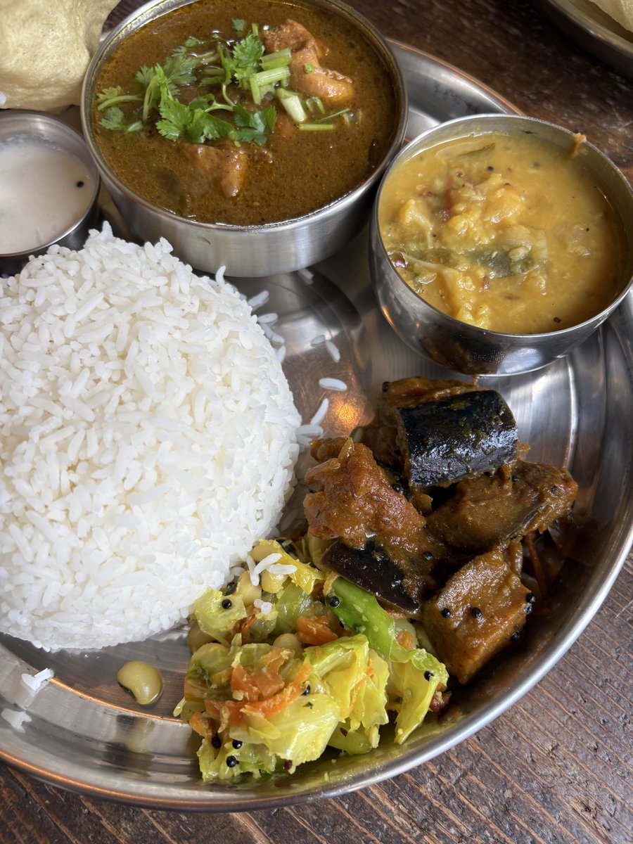 インド家庭料理 ammikallu

ブラックペッパーチキン
カリフラワーのダル

とても美味しい。
ご馳走様でした🙏