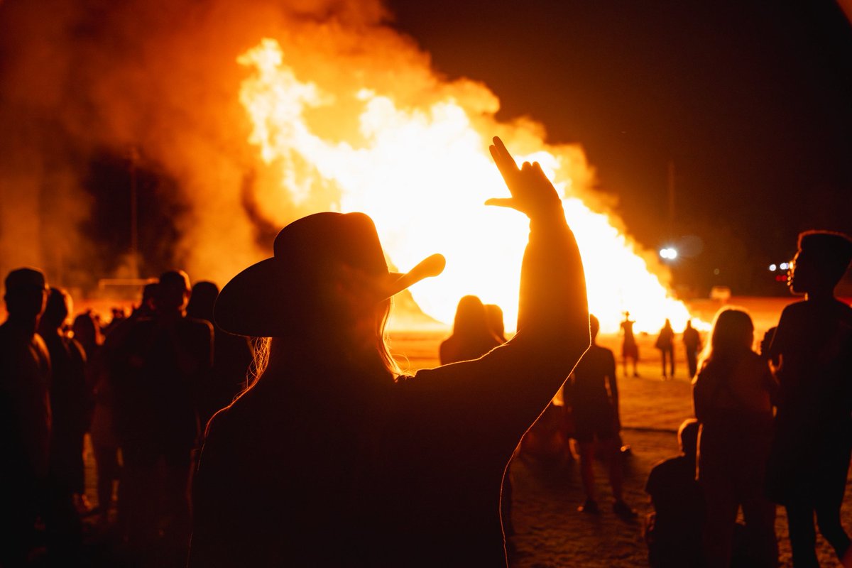 SFASU's tweet photo. Thereβs nothing like the glow of Lumberjack pride! ππ₯β¨ #SFAHomecoming #LumberjackPride #AxeEm https://t.co/chdsKJFm0S