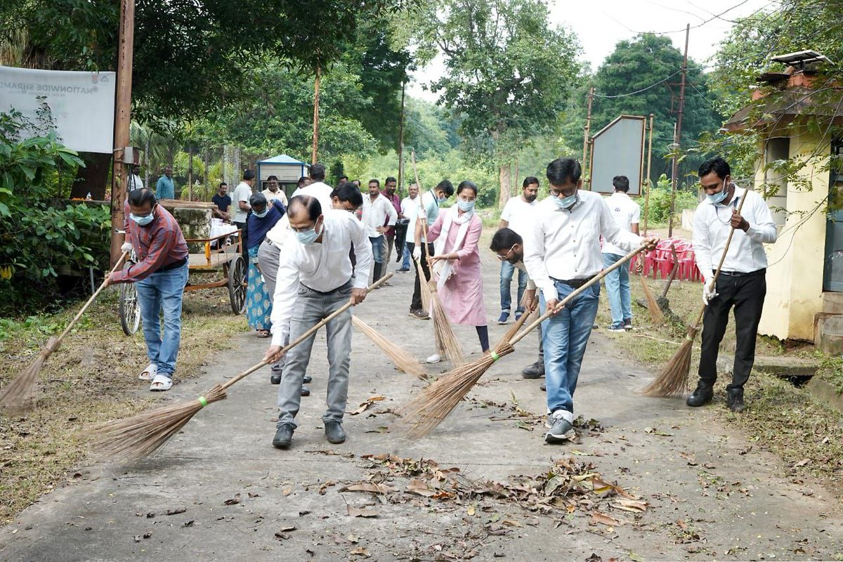 sailcfp's tweet photo. 🧹 Swachhotsav 2025 successfully concluded ✅
On 2nd October 2025, a cleanliness drive under the theme “एक जगह, एक साथ, एक घंटा” was held near CFP Guest House, promoting cleanliness and hygiene awareness. 🇮🇳
#SwachhBharat #SwachhataHiSeva #EkJagahEkSathEkGhanta #CFP #SAIL https://t.co/iRLbdOAYng