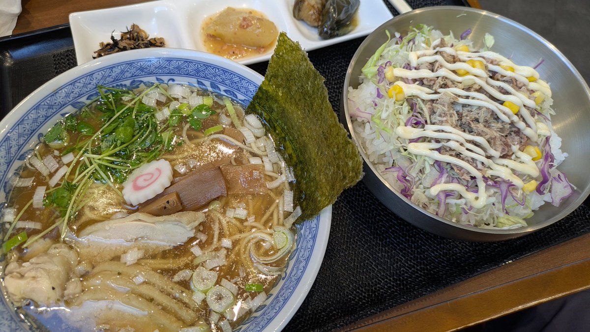 konnaseikatumo's tweet photo. 今日18km走って1200kcal消費したのにノーカンにした、とちの木さんのアゴ出汁ラーメンと小鉢3種と自家製ツナマヨ丼(1160円)
学生の昼飯の量でしたw

※川越祭りですが屋台価格調査員なので屋台飯はスルー https://t.co/0KspGL9EcR