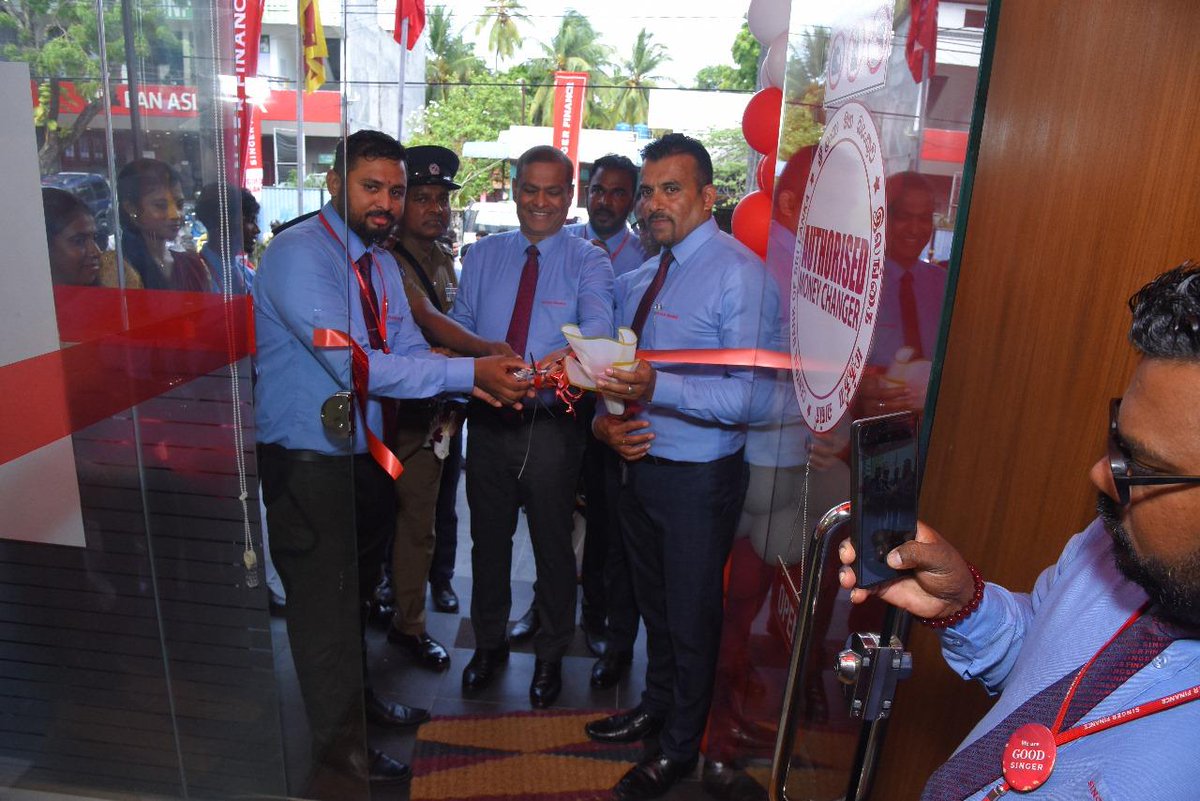 SingerFinance's tweet photo. Expanding our footprint, empowering more dreams! SINGER FINANCE is now in Akkaraipattu offering Gold Loans, Leasing, Fixed Deposits &amp; Savings. Visit us and achieve your financial goals with confidence. 

#Akkaraipattu #NewBranchOpening #SingerFinance https://t.co/5Jxdc1G1Nj