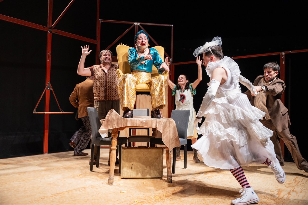 Teatro UNAM (@teatrounam) on Twitter photo De la dramaturga belga Mireille Bailly, dirigida por Boris Schoemann.
🔹 Con: Alejandro Calva, Esther Orozco, Fernando Bueno, Constantino Morán, Pilar Boliver y Emmanuel Pavía.
📆 Hasta el 30 de noviembre
✨ Descarga el programa de mano: tinyurl.com/pgmElAdios
📸 Pili Pala De la dramaturga belga Mireille Bailly, dirigida por Boris Schoemann.
🔹 Con: Alejandro Calva, Esther Orozco, Fernando Bueno, Constantino Morán, Pilar Boliver y Emmanuel Pavía.
📆 Hasta el 30 de noviembre
✨ Descarga el programa de mano: tinyurl.com/pgmElAdios
📸 Pili Pala