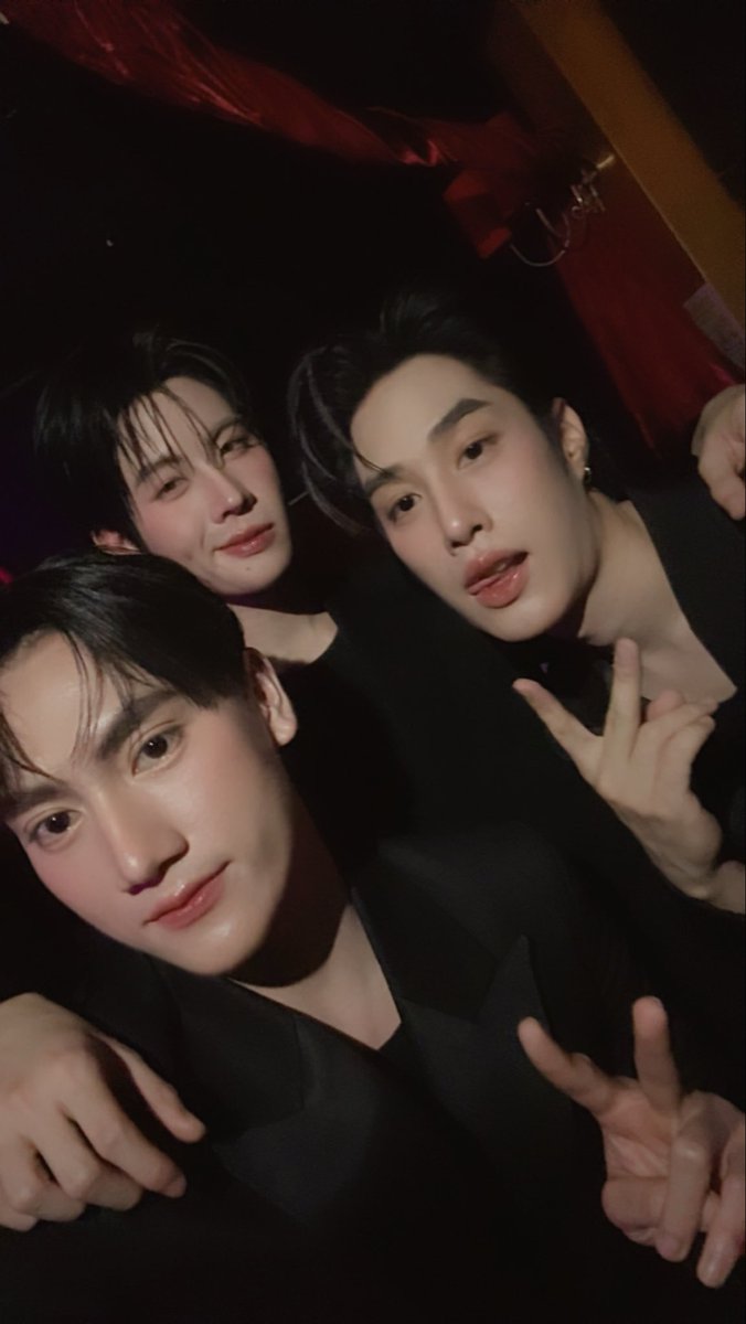 pung_phirunwat's tweet image. ปังกับลูกพี่ของปังมากับสูทหล่อครับ

PUNG AT THE VIRAL HITS AWARDS 
#TheViralHitsxDMD