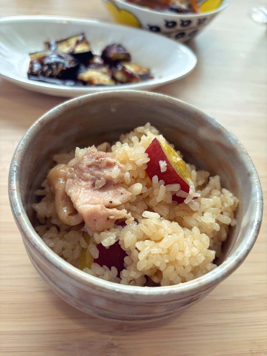 今日のお昼は次女と☺️

⭐︎ひらたけと人参の炒め（焼肉のたれ）
⭐︎鶏ももとシルクスイートの
　中華風炊込みごはん
⭐︎焼き茄子（つけてみそかけてみそ）

市販のタレ美味しい😋

次女の文化祭が一週間後😄
合唱の伴奏者に決まってから３ヶ月！
夏から練習頑張ったね☺️
無事本番弾けますように🎹