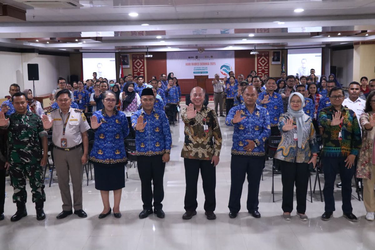 FAOIndonesia's tweet image. To mark #WorldRabiesDay2025, @FAO @kemenkopmk @kementan took action for stronger rabies control💪

📲 Activated #SIZE in East Nusa Tenggara for real-time surveillance &amp;amp; faster response
👩‍⚕️👨‍⚕️trained 100+ health officers to boost #OneHealth collab. 

#RabiesFree2030

@Pandemic_Fund