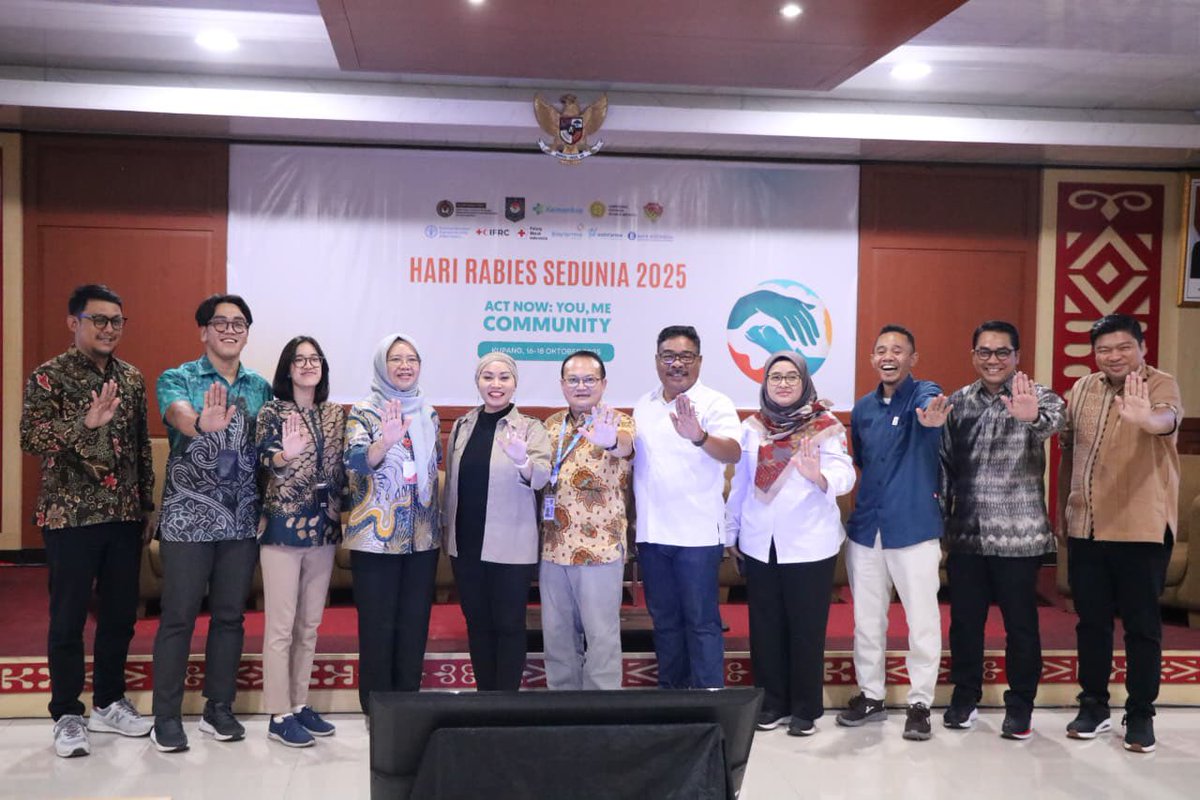 FAOIndonesia's tweet image. To mark #WorldRabiesDay2025, @FAO @kemenkopmk @kementan took action for stronger rabies control💪

📲 Activated #SIZE in East Nusa Tenggara for real-time surveillance &amp;amp; faster response
👩‍⚕️👨‍⚕️trained 100+ health officers to boost #OneHealth collab. 

#RabiesFree2030

@Pandemic_Fund