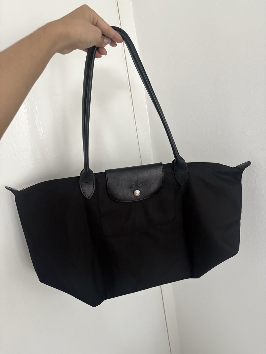 bkppallmyday's tweet photo. ส่งต่อ longchamp M long สีดำตามหา
Price: 2300 แท้100% มีรอยตามการใช้งานปกติ ผ้าแข็ง หูนิ่มลง พองก้นนิดๆค่ะใส่ไอแพดแมคบุ๊คได้ 

กทมส่งแมสได้ค่ะ

#ส่งต่อlongchamp #longchampthailand #ส่งต่อเสื้อผ้ามือสอง #ส่งต่อกระเป๋ามือสอง  #ส่งต่อแบรนด์เนม #longchampมือสอง https://t.co/J3RsTeFAB1