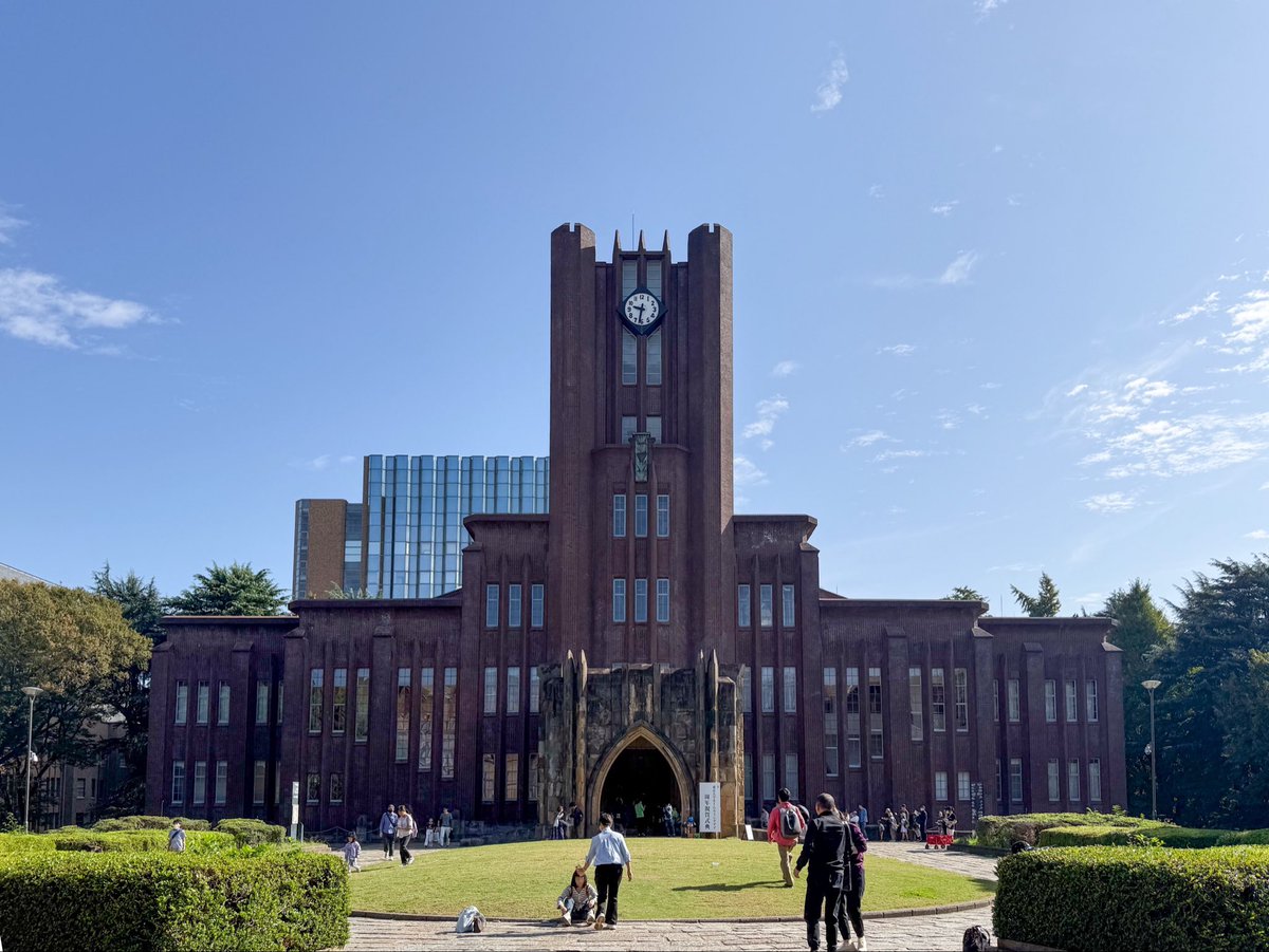 IACEI's tweet photo. 【本日10/18、#東京大学ホームカミングデイ で #お酒 の「#一気 」#出店 中！】
#パンフレット や #HP にも #広告 掲載してもらっていたりするのですが、出店場所は #赤門 ⇆正門間の法学部4号館前で、#甲冑 が目印✨
#ショット も飲めるし、720mlボトルやボトルアーマーも売っています😋

#東大銀杏祭 https://t.co/0lKAbgl8av