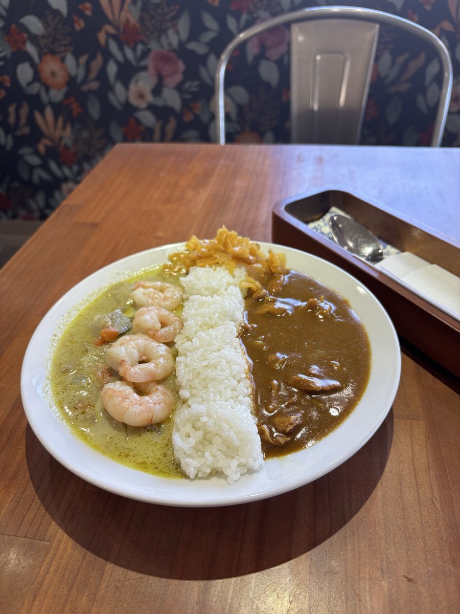 lunch time

ポークカレー×グリーンカレーの
あいがけ

それぞれに良さがあったので
少しづつくずして 混ざらないようにして味わいました

こういう感じ はじめてかも…

はじめましての街は
想像してたよりずっと穏やかで
また来たいと思えるところでした