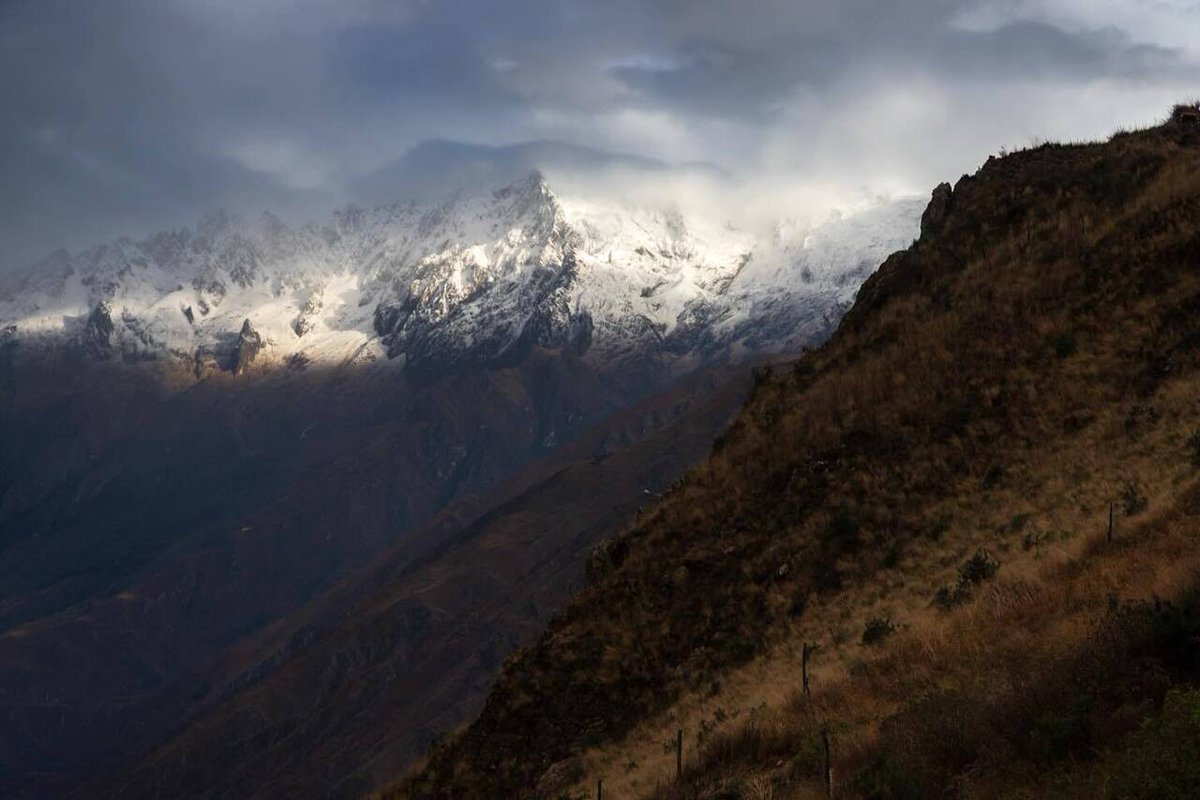 patrickmatte's tweet photo. Vue sur le Nevado Verónica, sommet emblématique de la cordillère de l’Urubamba, au Pérou. À 5 893 m d'altitude, cette montagne glaciaire domine la vallée sacrée des Incas près d'Ollantaytambo. Un jeu de lumière éclaire ses pentes enneigées, révélant la puissance et la beauté de… https://t.co/vtaQs1E9Ns