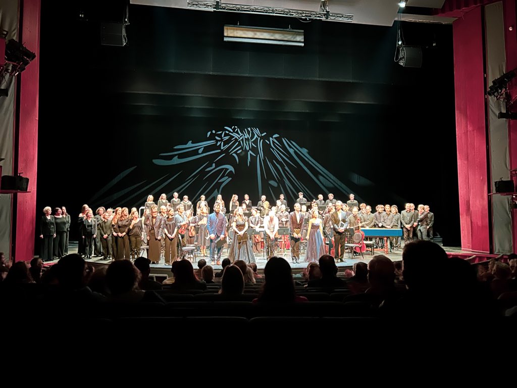 Moment fort du Millénaire de Caen : le concert « Les Étoiles caennaises » a réuni Sabine Devieilhe, Cyrille Dubois et Jean-Christophe Lanièce, 3 artistes formés ici avant de briller dans le monde entier.
Une soirée d’exception au Théâtre de Caen, entre émotion et fierté !