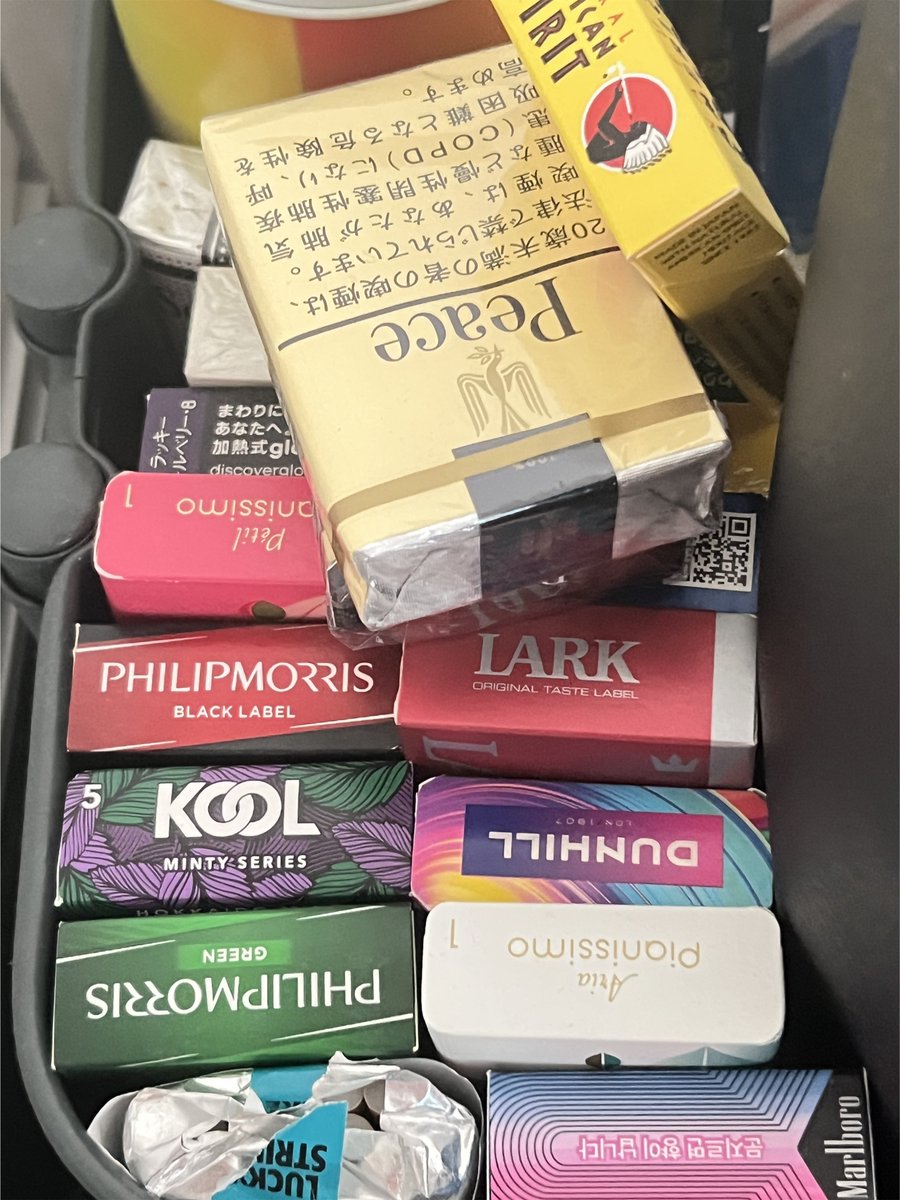 저는... 주취미가 흡연입니다. 그래서 담배 수집을 해요.
때에 따라 입맛에 맞는 걸 피우는 걸 좋아합니다....
업데이트 해야하는데 아직 저기 있는 걸 소화못해서
가끔 설명문을 적다 가물가물한 담배는 직접 피워요...
요즘 맛있는 거 : 던힐 스위치 6

저 중에 제 캐릭터가 피울법한 담배가