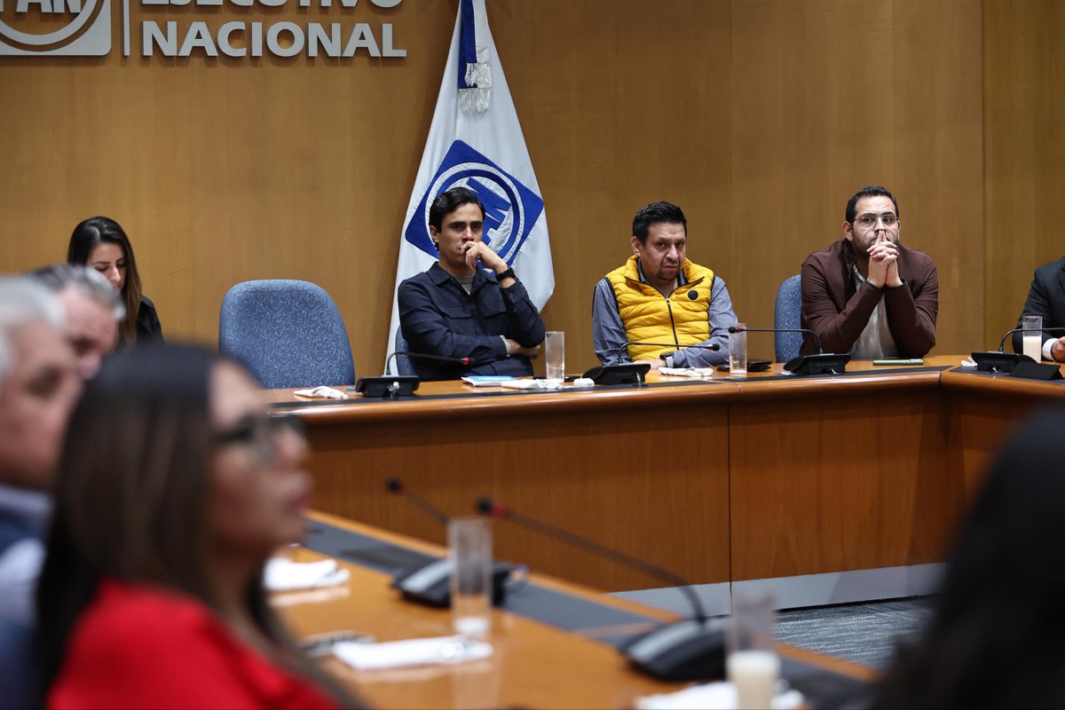 ErnestoSR_MX's tweet photo. 🤝 Llevamos a cabo una reunión con los presidentes estatales, fortaleciendo la coordinación y el trabajo conjunto. Estamos renovando acciones a nivel nacional para seguir impulsando resultados con compromiso y visión. 🇲🇽 https://t.co/kqmxUQ9sRQ