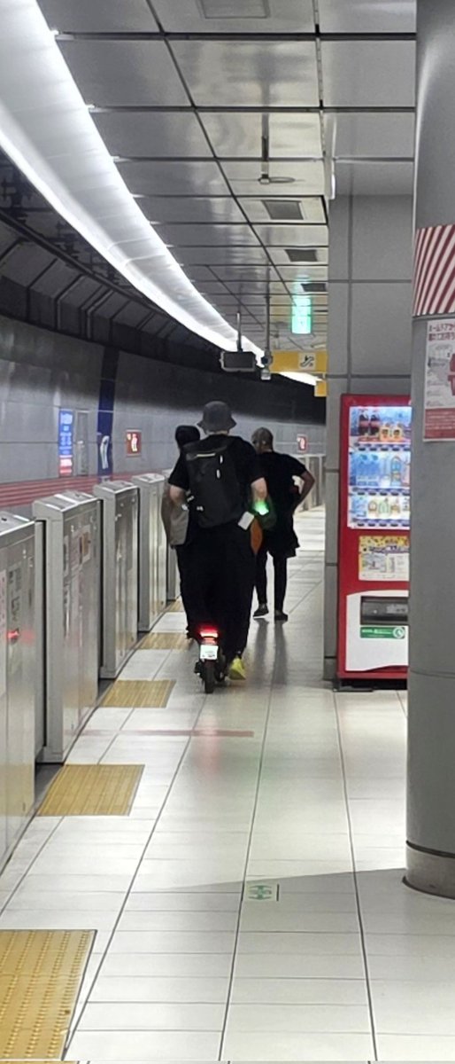 ga1ii1so's tweet photo. TX秋葉原駅のホームで電動キックボードに乗るアホがいる https://t.co/p9GrUfEieg