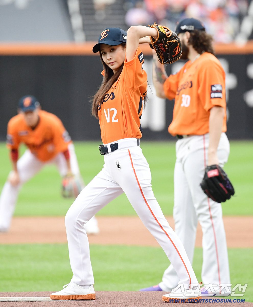SNSD_0805's tweet photo. 251018 삼성 vs 한화 PO 1차전 유리 시구 https://t.co/GHgICd2eka