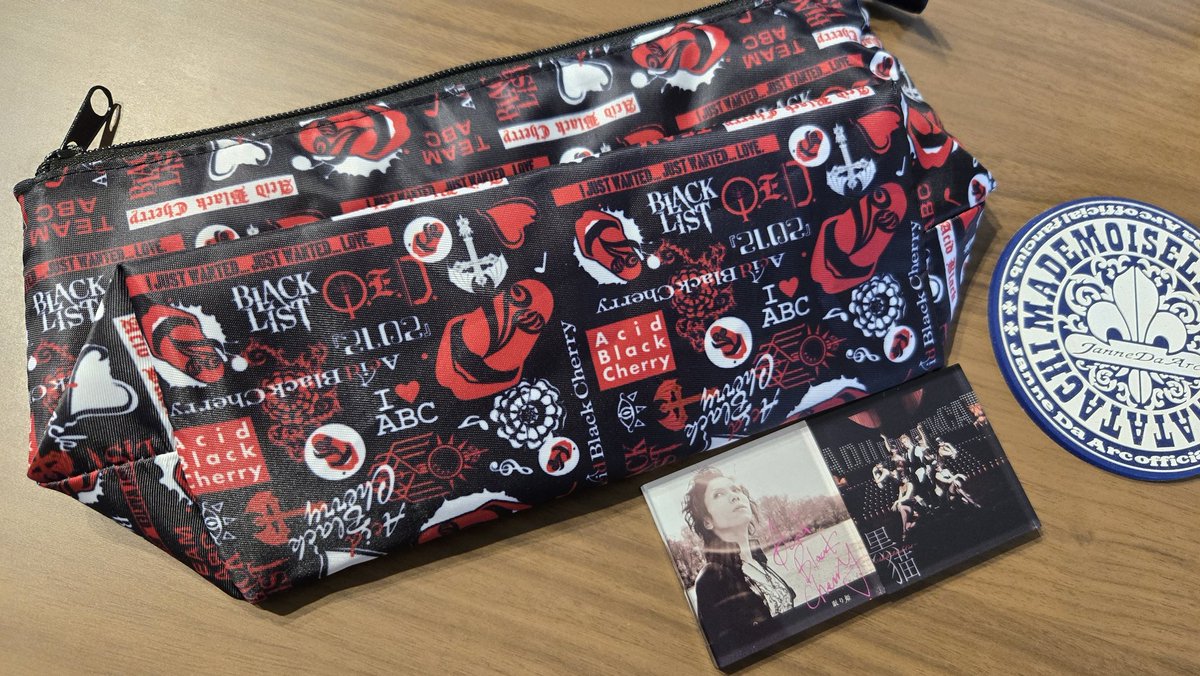 ポーチとマグネット届いた👏
眠り姫にこんなジャケットあったっけ？🤔