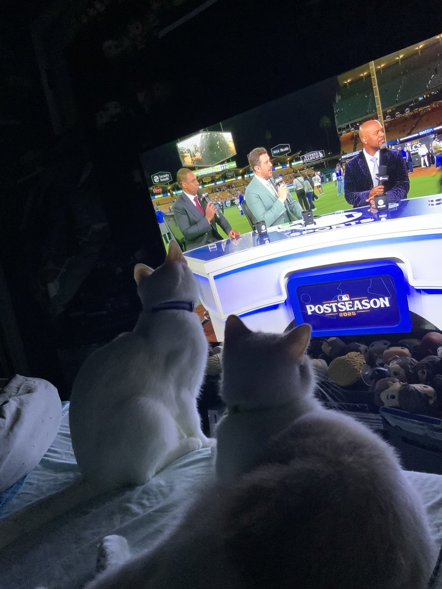 AllTimeJenn's tweet image. Walter &amp;amp; Murphy are waiting to watch their favorite baseball team go back to the #WorldSeries @Dodgers @ClaytonKersh22 @kikehndez @mookiebetts @FreddieFreeman5 @will_smith30 @TeoscarH  #DodgerFanFromAlabama ⚾️💙