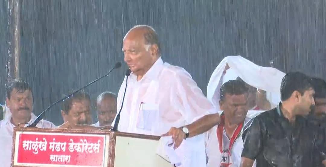 हा फोटो म्हणजे महाराष्ट्राच्या मनावर कोरलेलं संघर्ष, स्वाभिमान आणि निश्चयाचं अद्भुत असं शिल्प आहे. एक असं प्रतीक बनलं आहे की जे आयुष्यभर लढण्याची आणि स्वाभिमानाने जगण्याची प्रेरणा देत राहील.

📍सातारा, १८ ऑक्टोबर २०१९