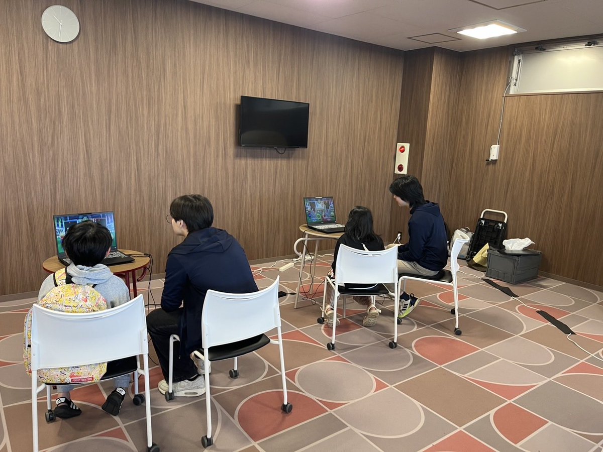 本日はdocomoショップ真駒内川沿店の2Fをお借りしてスポかるのeスポーツ体験会イベントを行いました！🏮🎮🏮

参加してくれた子供達は他人とゲームの腕を競い合う、刺激的な体験を送ることができたと思います🔥💪

来週はCiiNACiiNA福住店にて25,26(土,日)２日間の開催になります！

是非来てね！🕺💃