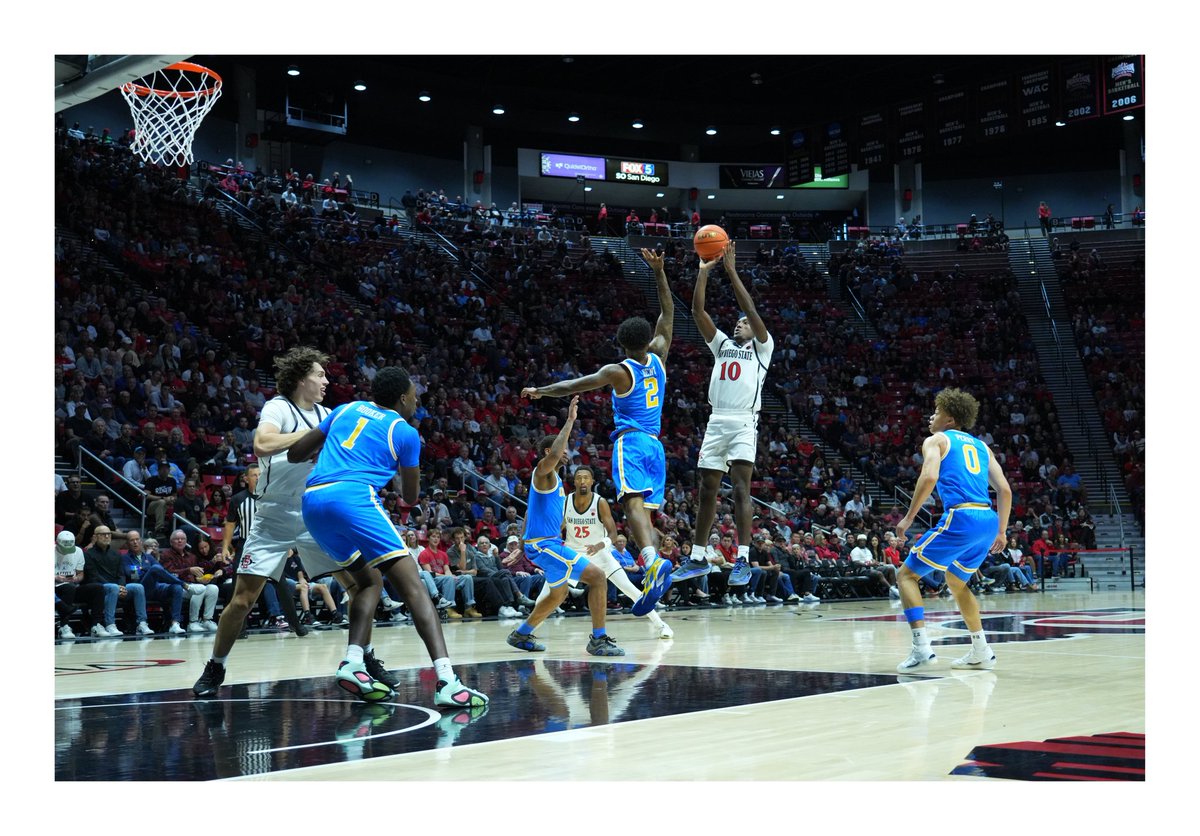 bpollardphotos's tweet image. 4 of the shots I got tonight at the SDSU #aztecs game tonight.  Apart from about 15 minutes of an SDA high school game, this was my first time ever shooting basketball. Challenging but really fun to learn on the fly. Insane atmosphere.

All photos for @EVT_News