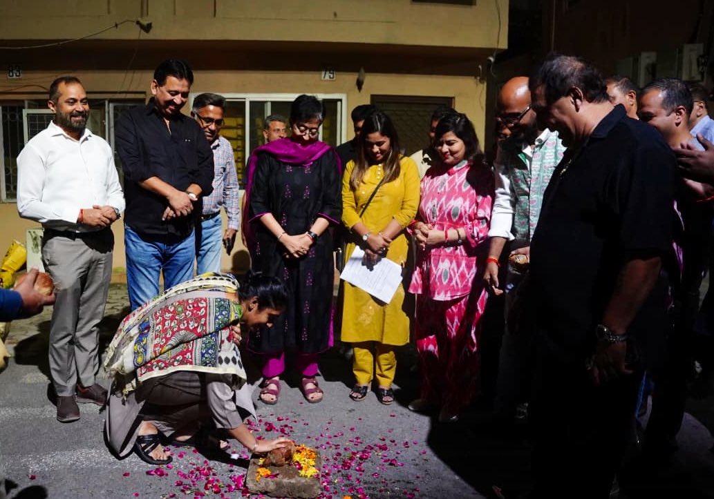 कालकाजी विधानसभा क्षेत्र में विकास के काम लगातार जारी हैं। साउथ पार्क अपार्टमेंट में सड़क निर्माण कार्य का शुभारंभ किया गया।

इस एमसीडी की सड़क की मरम्मत की मांग स्थानीय निवासियों ने भाजपा की पार्षद और उनकी 4-इंजन सरकार से की, लेकिन उन्होंने एक ना सुनी। 

आखिरकार विधायक