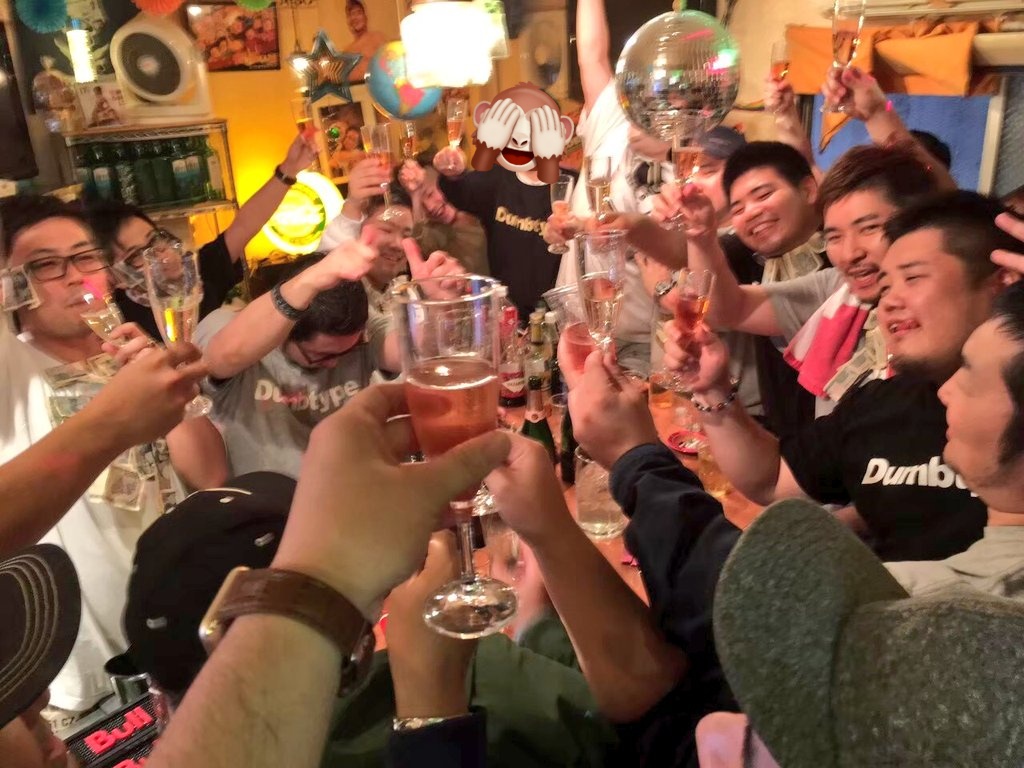 okazaki_perori's tweet photo. 【最後のお給仕予報】
10年前に終わっただむたいぷが10年経ってまた営業するなんて生きてて良かった～
10年間で変わったことも変わらないことも丸っと包んで飲み干しちゃお～！
だむを知ってる人も知らない人も今夜はエモい夜に乾杯✨🍻
綺麗な月がみれると良いな～
こうやって集まるのはたぶん最後！ https://t.co/2GWWGWdma1