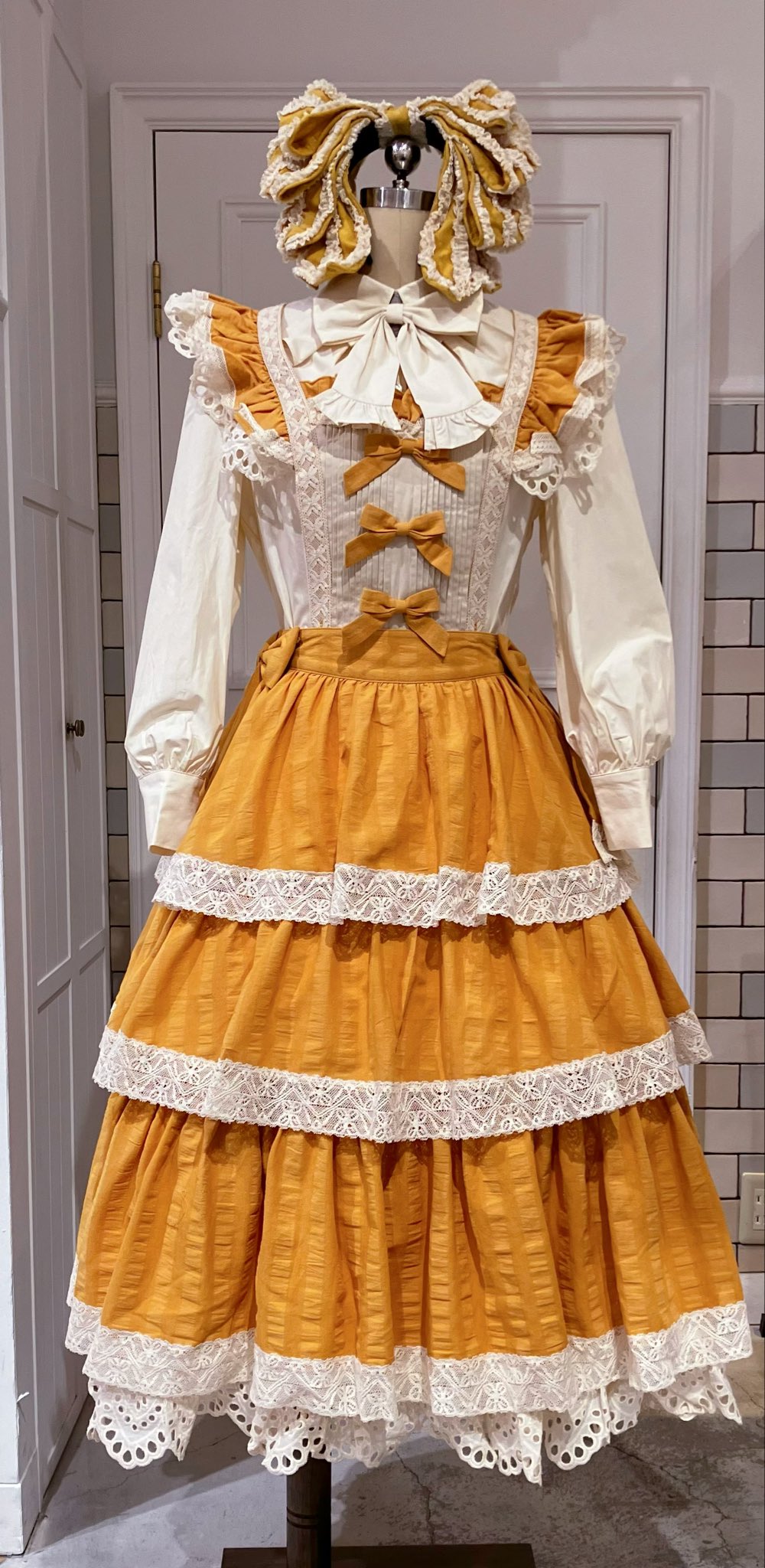 キャラメルカヌレ クリームフリルブラウス 星箱works キャラメルカヌレ