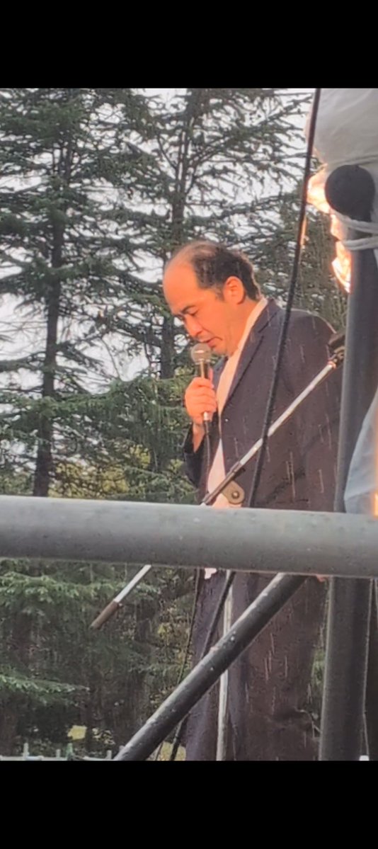 sadarow's tweet image. トレンディの斎藤さんが島根大学の学祭で瑛人の香水歌ったら歌い切ったと同時にドッと雨が降り出してびしょ濡れになってた。
ネタ終わってからステージ上で僕が「香水歌ったら降水してきましたね」って言ったら会場全体が変な空気になって逃げるように帰りました。