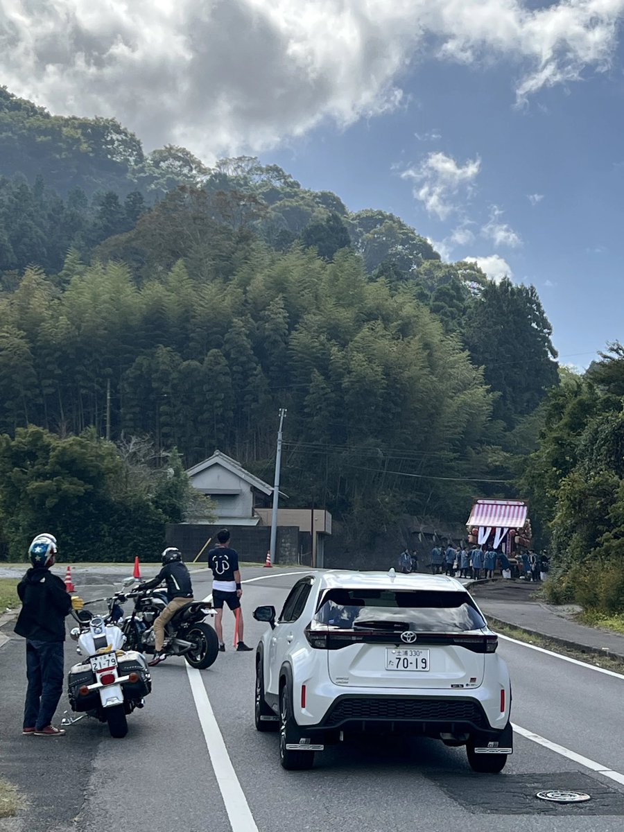 昼食に向かう途中でまさかの「神輿待ち」😂

#クロニクルツーリング #RIDE