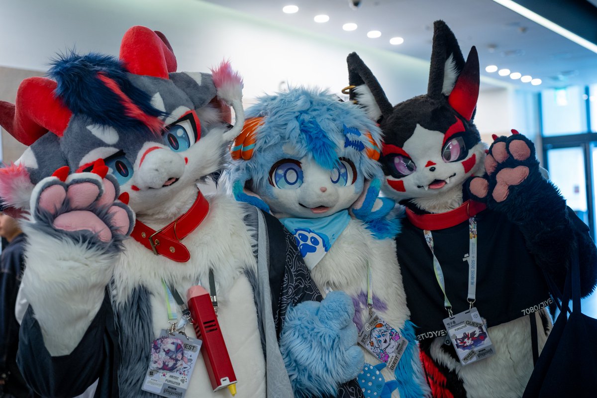 사이좋게 한장!
#퍼레이드
<a href="/_hwa_yeong/">화영</a> 
<a href="/fur_Splash/">첨벙이 🦈</a>
<a href="/_BlackStarsRise/">먹구름🔜FURSTCLASS</a>