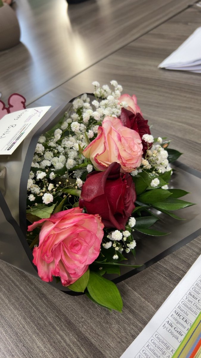 gelmedi diye sevindiğim öğrencimin 5 dk sonra çiçekle gelmesi❤️‍🩹🥲