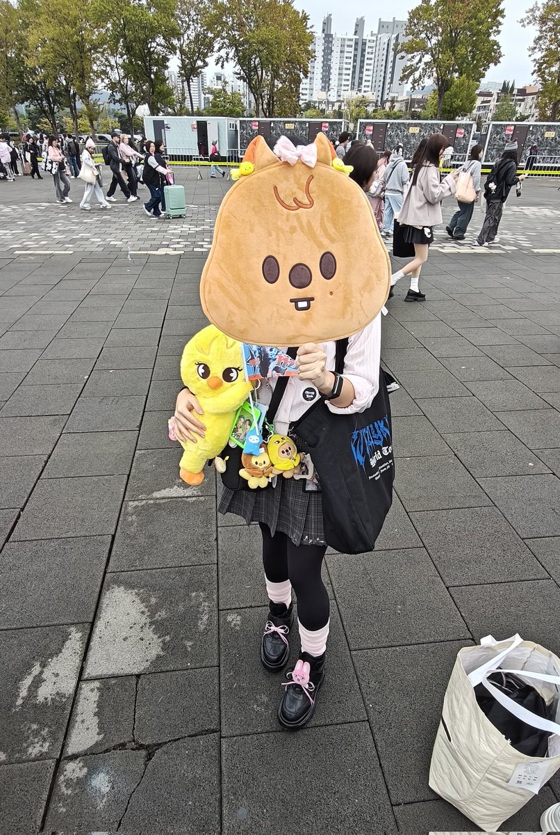 skzphnx's tweet image. this is the vibe i bring to the function btw