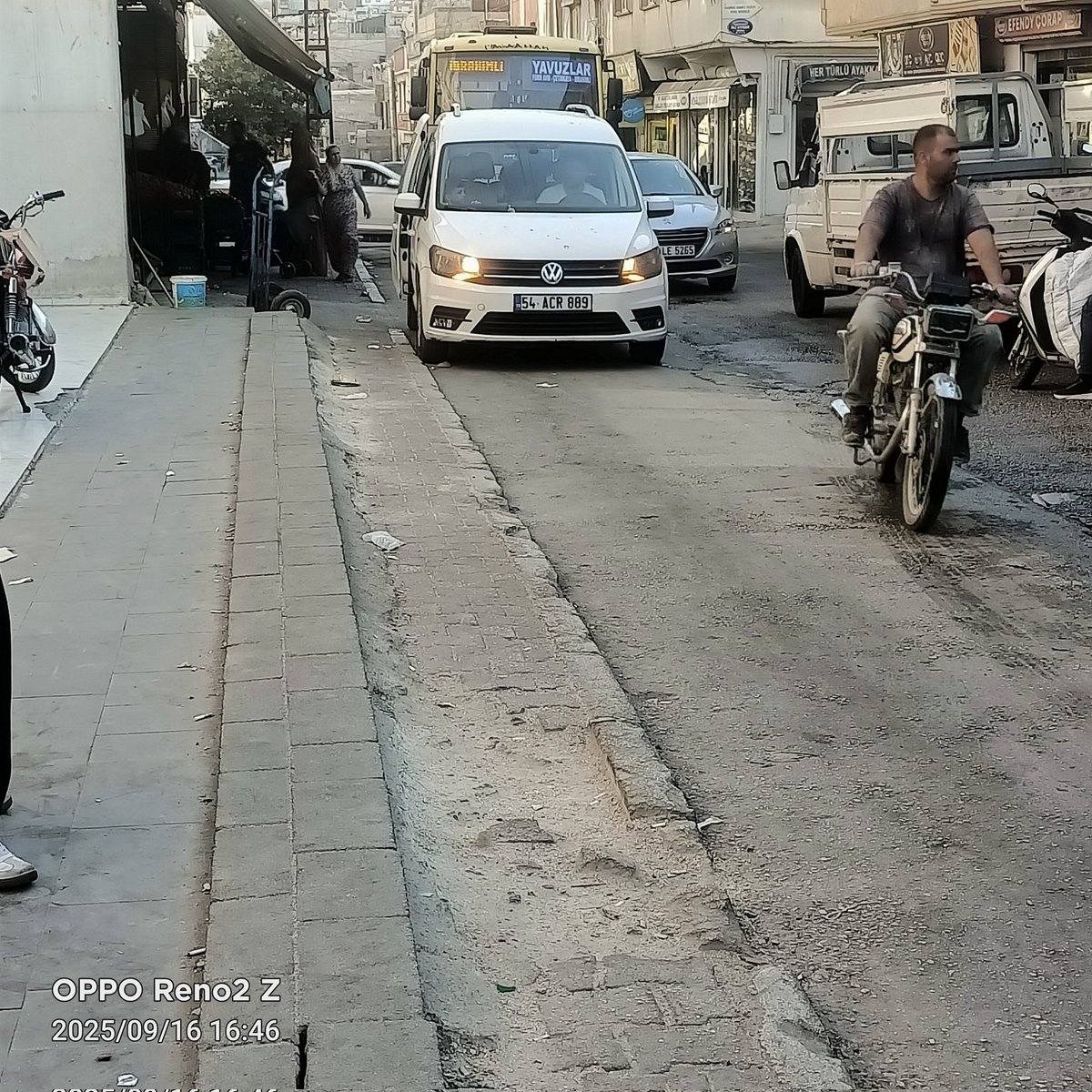 TRAFİK 
BURASI BİR OTOBÜS DURAĞI GÖRÜNTÜDEKİ WOSVAYGEN ARAÇIN SORUMSUZCA PARK ETMESİ TRAFİGİ OLUMSUZ ETKİLEDİ