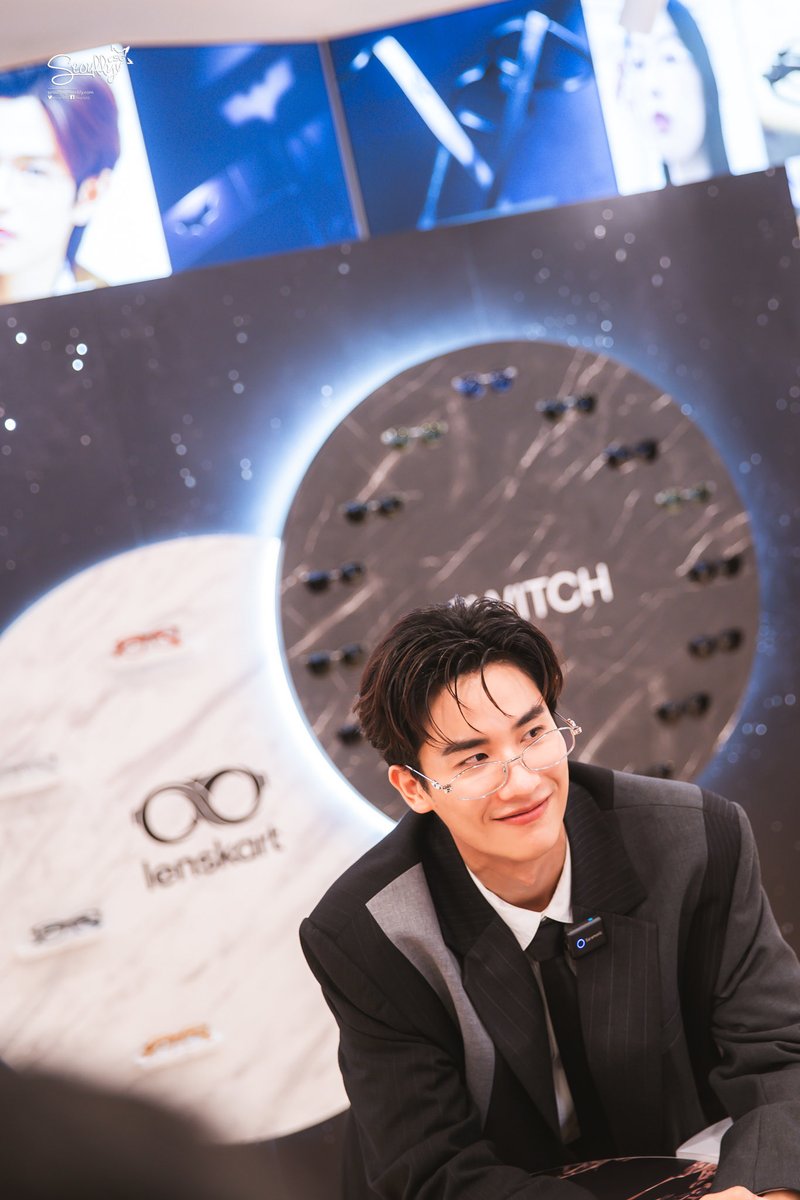 SeoullySG's tweet photo. [#LENSKART | 📸 PHOTO] HERE’S A FIRST LOOK OF FRIEND OF LENSKART, TAY TAWAN (@Tawan_V), AT THE LAUNCH OF LENSKART SWITCH IN SINGAPORE! 😎

TAY AT LENSKART SINGAPORE
#LenskartMaketheSwitch
#Tawan_V #TayTawan #เตตะวัน #FriendsofLenskart #MakeTheSwitch #LenskartSG #LenskartTH @GMMTV https://t.co/pJ7xKOpQUR