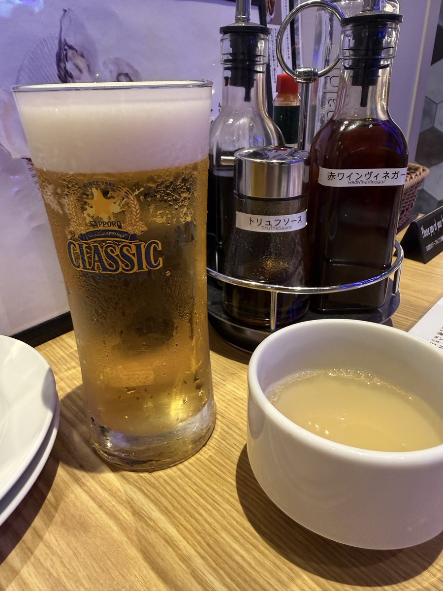 ぐっちー🎵のほろ酔いビジホ泊🚶本日１軒目のお店はこちら💁ココノススキノにあるお店「8TH SEA OYSTER Bar」さん👏生牡蠣食べたの久しぶり🦪貝類大好き来世はラッコの僕には最高のお店です😋牡蠣が美味しい季節がやってくる！トマトスープパスタ食べて白Tシャツが飛んだ汁で赤く染まり恥ずかしい😓
